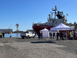 Ocean Viking nel porto di Ancona: 67 migranti salvati, sette sono minorenni